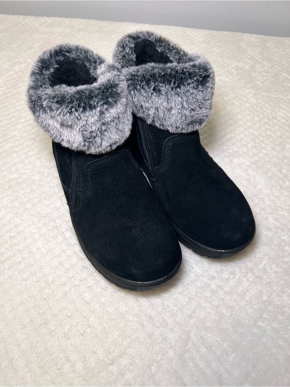 Khombu Black Ankle Winter Boots with Gray Faux Fur Cuff